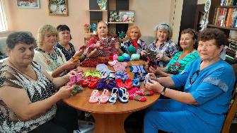 «Бабушкина забота». «Серебряные» волонтеры помогают жителям Донбасса.